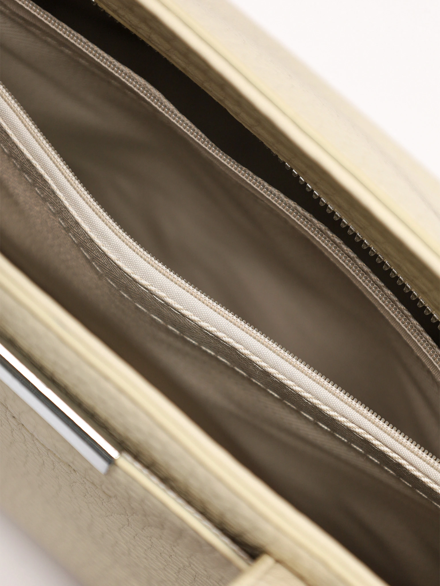 Сумка-тоут с декоративным брелком в ассортименте